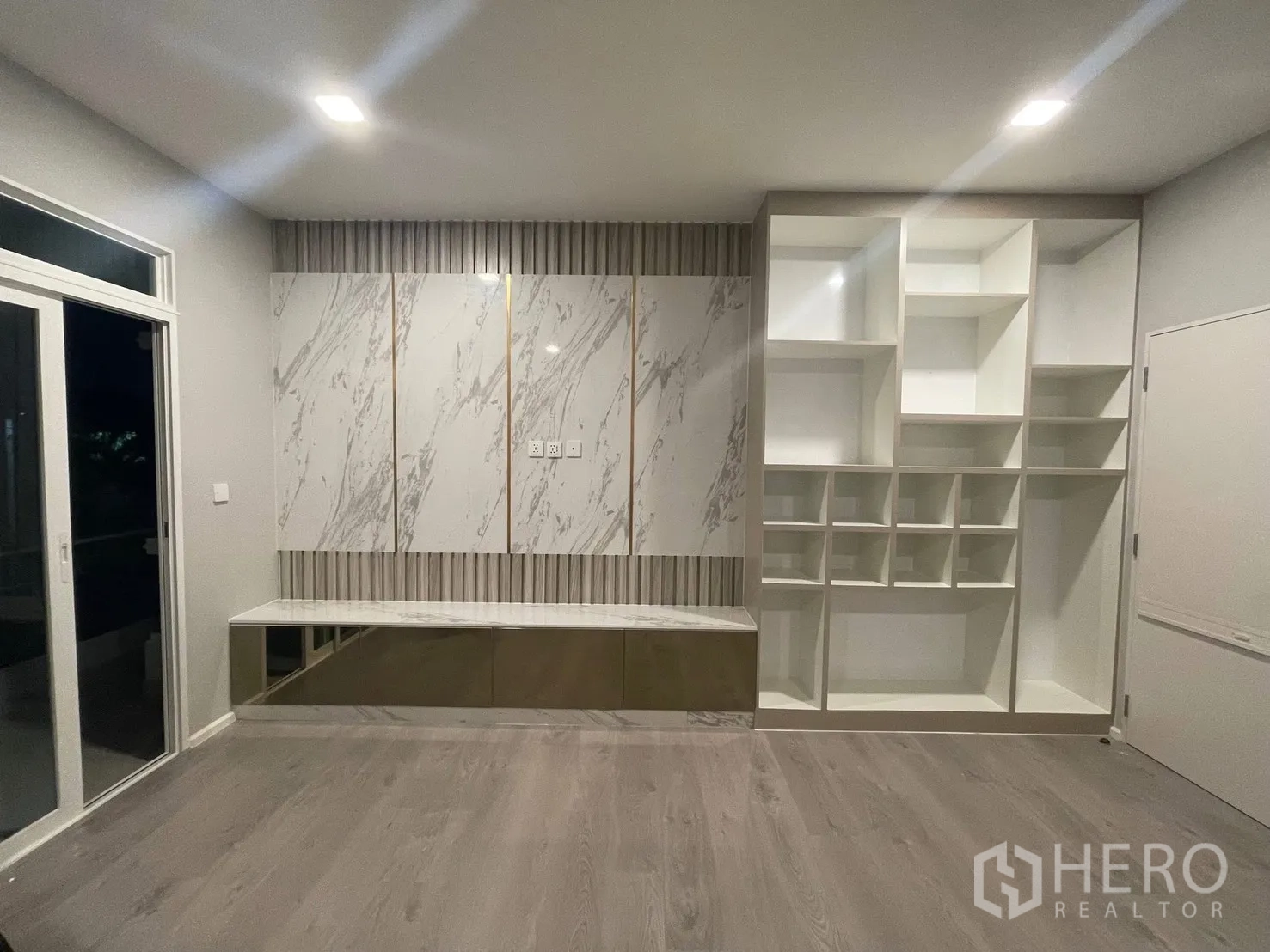 独栋房屋 for rent in Prawet, Bangkok - 楼上多功能房，大理石装饰墙与内置收纳。