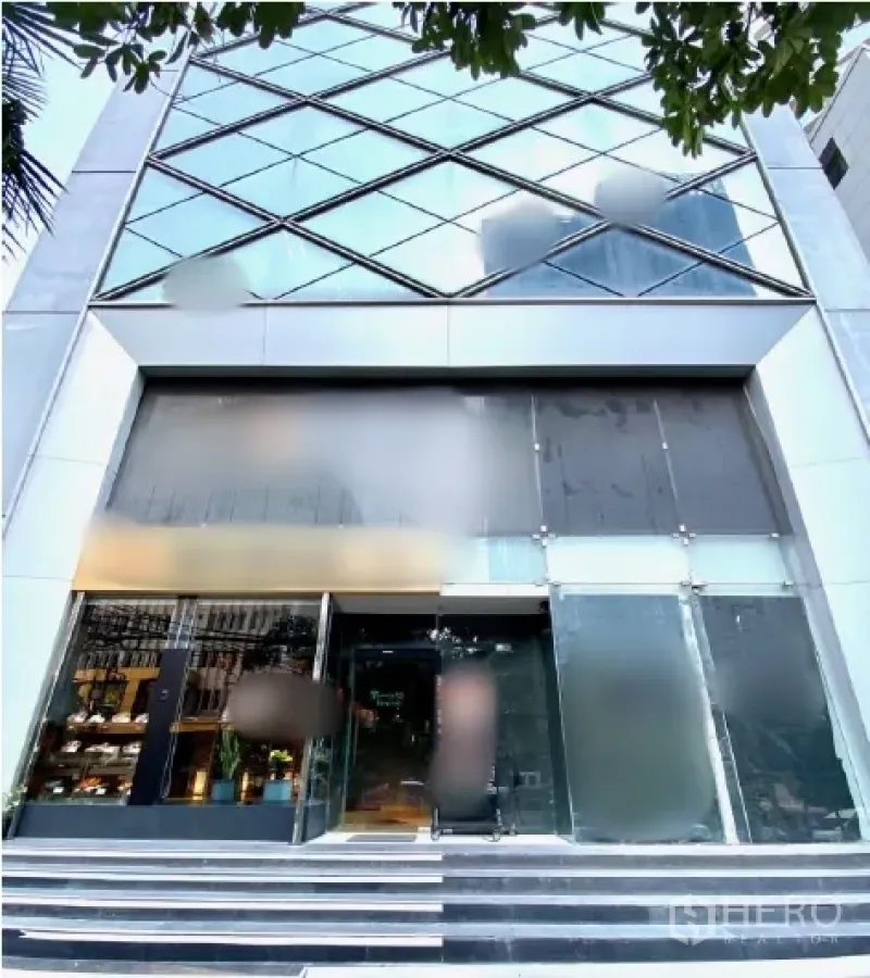 พื้นที่ขายปลีก ให้เช่าในWatthana, Bangkok - อาคารพาณิชย์ด้านหน้ากระจกสมัยใหม่ พร้อมบันไดทางเข้ากว้างและหน้าร้านสูงโปร่ง