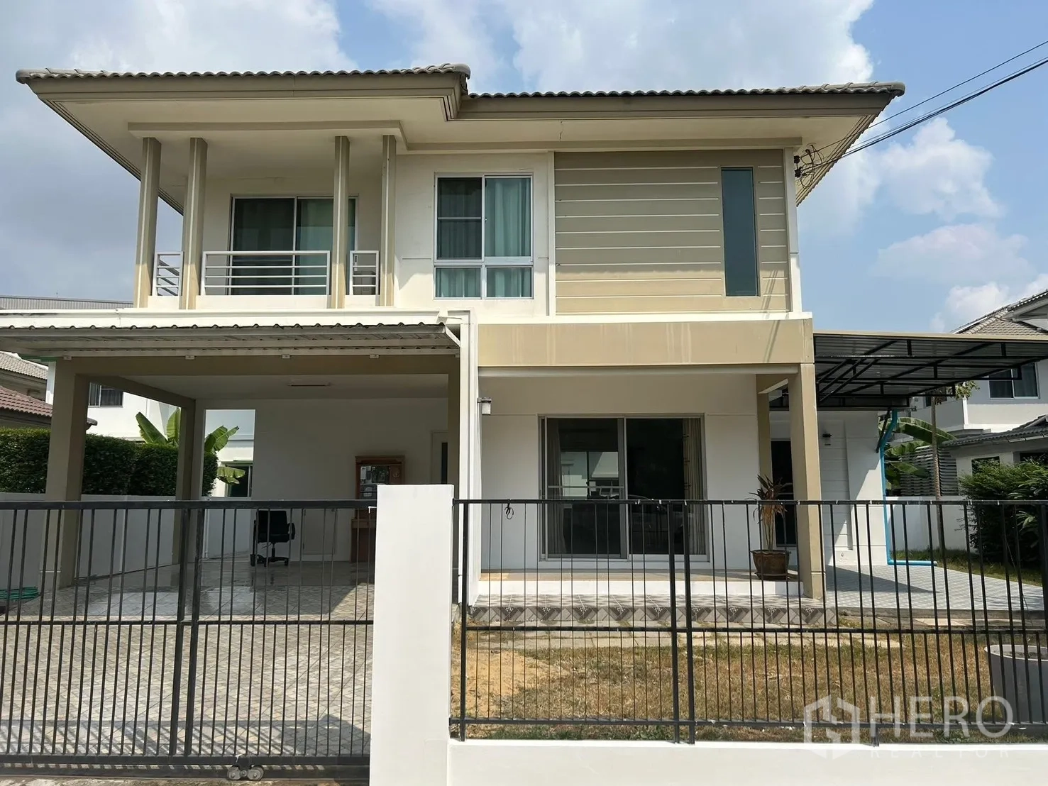 บ้านเดี่ยว for rent in Bang Na, Bangkok - ภาพภายนอกบ้านเดี่ยวสองชั้นสมัยใหม่ พร้อมที่จอดรถในรั้วและระเบียง.