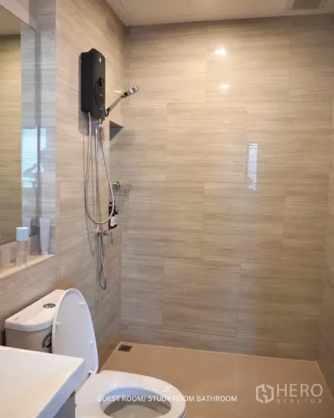 联排别墅 出租在Suan Luang, Bangkok - 现代化客用浴室，米色瓷砖，步入式淋浴与坐便。