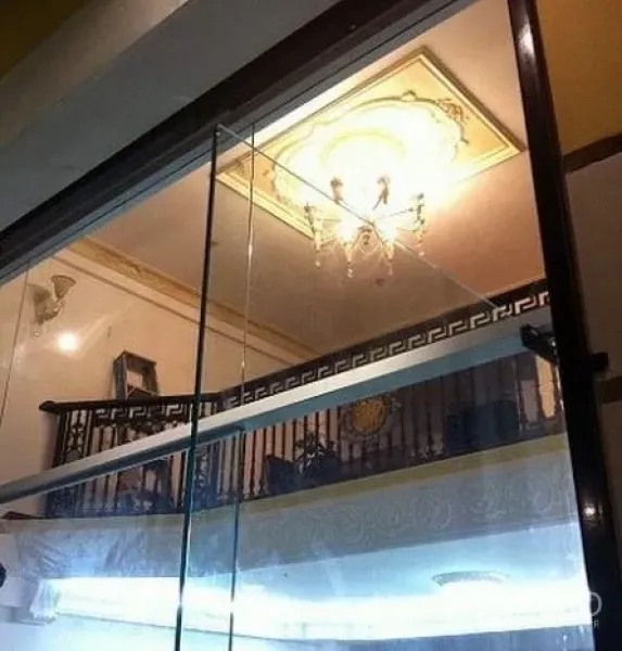 带办公室的家 出租或出售在Pathum Wan, Bangkok - 挑高室内空间，水晶吊灯、玻璃立面与夹层栏杆。