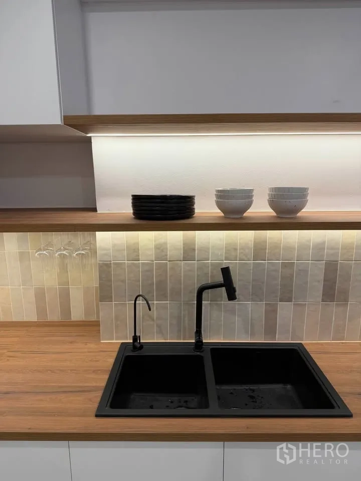 公寓 for rent in Watthana, Bangkok - 黑色双槽水槽与龙头特写，上方为开放搁板。