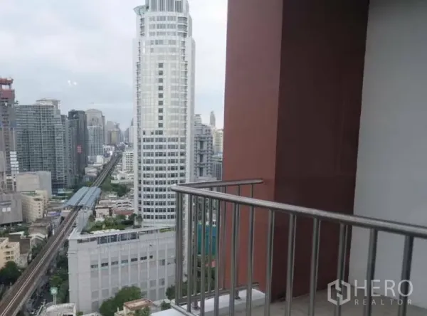 公寓 出租在Watthana, Bangkok - 高层阳台俯瞰素坤逸天际线与BTS轨道，靠近Ekkamai站