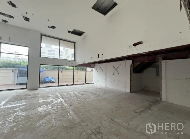零售空间 出租在Watthana, Bangkok - 大挑高展厅区，带夹层与长窗，毛坯状态