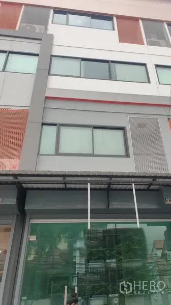 带办公室的家 出租在Bang Rak, Bangkok - Bang Rak多层Home Office外立面，配大窗与玻璃店面。