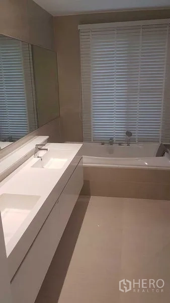 独立式住宅 出租在Prawet, Bangkok - 现代浴室，双台盆与浴缸