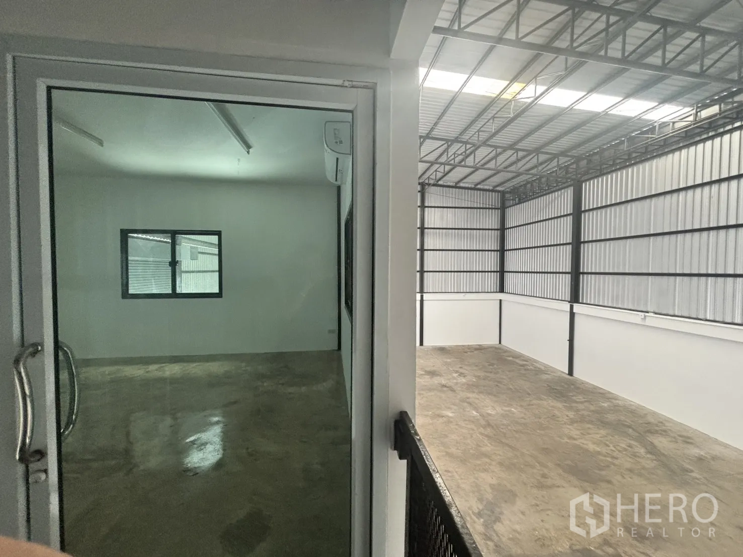 货栈 出租在Lat Krabang, Bangkok - 办公室玻璃门外望向仓库夹层空间
