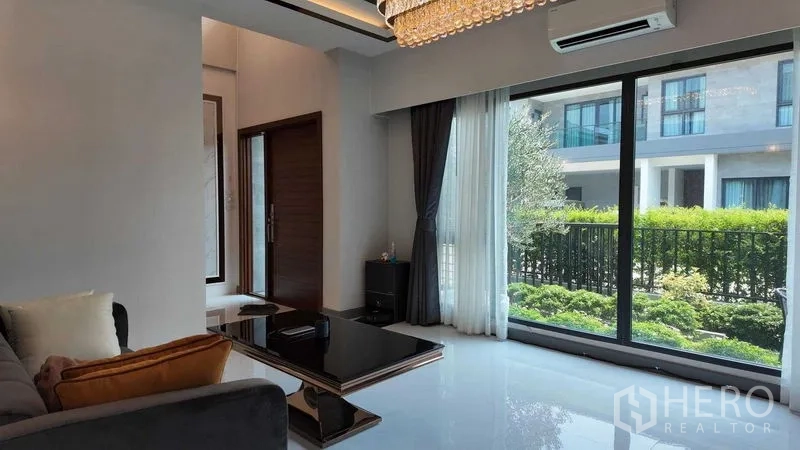 บ้าน ให้เช่าหรือขายในBang Na, Bangkok - ห้องนั่งเล่นสว่างด้วยกระจกบานเลื่อนเต็มผนัง มุมมองสวนหน้า