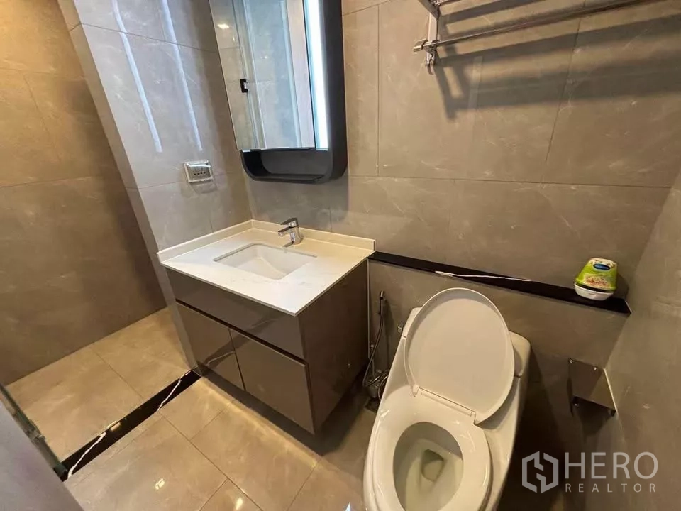 คอนโด ให้เช่าในHuai Khwang, Bangkok - ห้องน้ำแขก อ่างล้างหน้า กระจกตู้ และโถสุขภัณฑ์