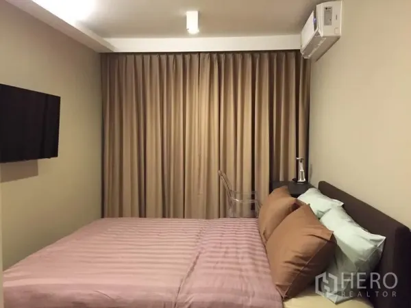 คอนโด ให้เช่าในWatthana, Bangkok - ห้องนอนพร้อมเตียงคู่ ทีวีติดผนัง เครื่องปรับอากาศ และผ้าม่านทึบเต็มความสูง