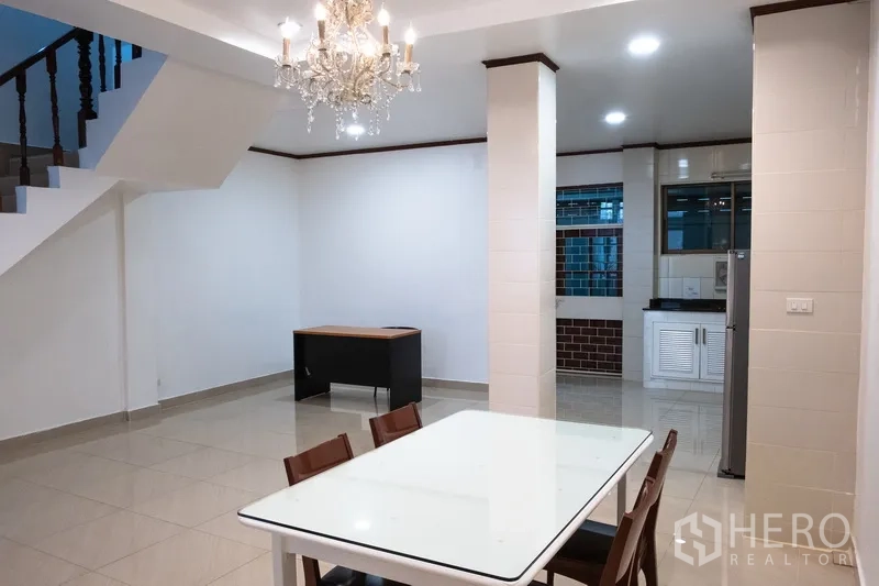 Home Office for rent in Khlong Toei, Bangkok - Open-plan ground floor with staircase and space for office desks.