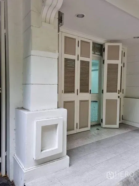 店屋 出租在Bang Rak, Bangkok - 一层入口，经典百叶折叠门与装饰立柱。