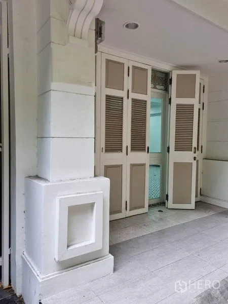 店屋 出租在Bang Rak, Bangkok - 一层入口，经典百叶折叠门与装饰立柱。