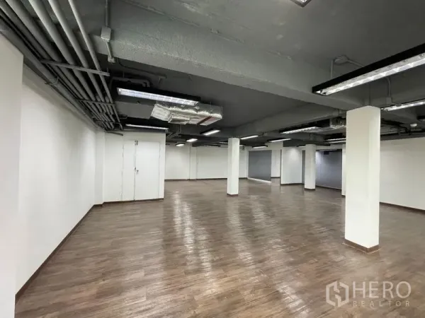 สำนักงาน ให้เช่าในRatchathewi, Bangkok - พื้นที่ทำงานกว้างขวาง มีเสา พื้นลายไม้ และระบบท่อดักท์กับไฟเพดานแบบโชว์