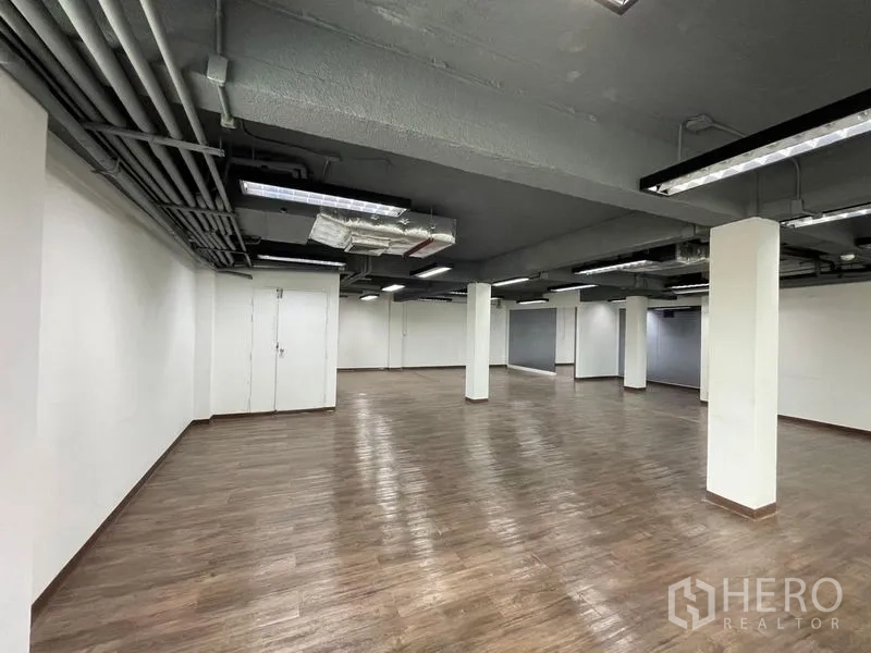 สำนักงาน ให้เช่าในRatchathewi, Bangkok - พื้นที่ทำงานกว้างขวาง มีเสา พื้นลายไม้ และระบบท่อดักท์กับไฟเพดานแบบโชว์