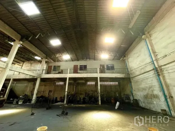 คลังสินค้า ให้เช่าในKrathum Baen, Samut Sakhon - ภายในโกดังเพดานสูงกว้างขวาง มีชั้นลอย เสาและไฟส่องสว่างอุตสาหกรรมครบ