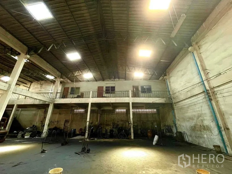 คลังสินค้า ให้เช่าในKrathum Baen, Samut Sakhon - ภายในโกดังเพดานสูงกว้างขวาง มีชั้นลอย เสาและไฟส่องสว่างอุตสาหกรรมครบ