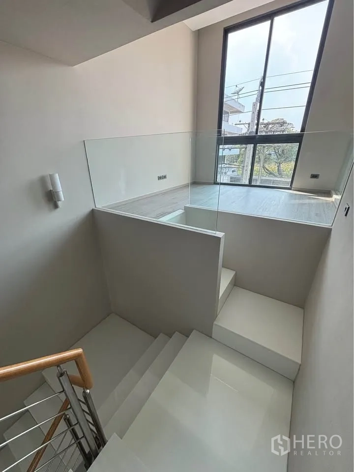 家庭办公室 for rent or sale in Suan Luang, Bangkok - 转角大窗，可眺望街景与绿意。