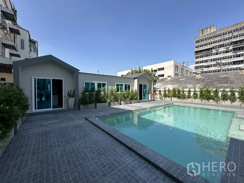 带办公室的家 出租在Suan Luang, Bangkok - 泳池甲板视角，面向小屋与绿篱。