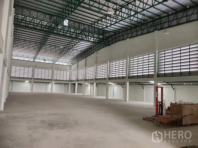 Factory for rent or sale in Bang Phli, Samut Prakan - Column-free factory interior showing long window bands for natural airflow.