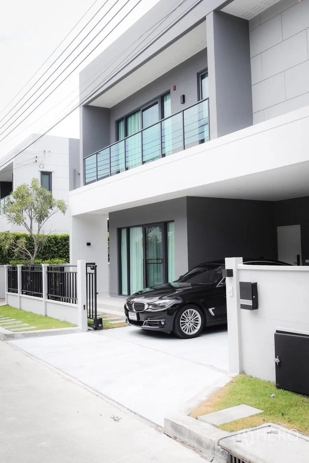 Detached House for rent in Bang Phli, Samut Prakan - Modern two-storey house exterior with covered carport and balcony.