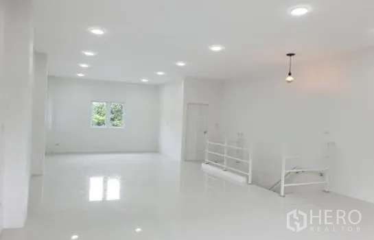 Warehouse for rent in Prawet, Bangkok - Large flexible workspace with multiple ceiling lights, windows and railing.