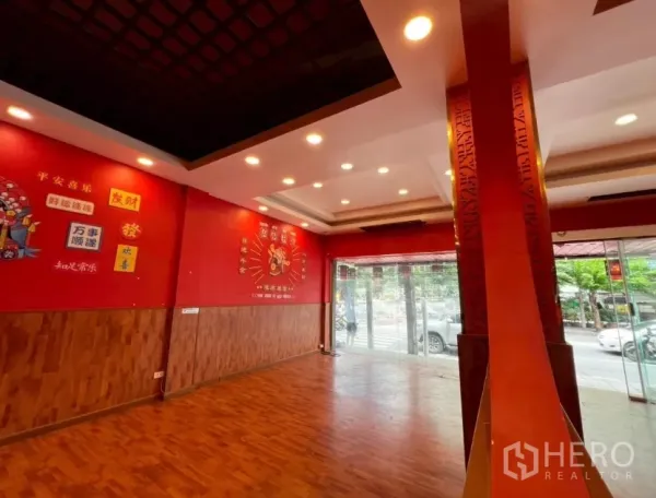 店屋 出租在Watthana, Bangkok - 临街转角落地玻璃门面，嵌灯充足