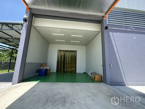 工厂 出售在Lam Luk Ka, Pathum Thani - 洁净装卸室，带坡道和黄色PVC软帘。