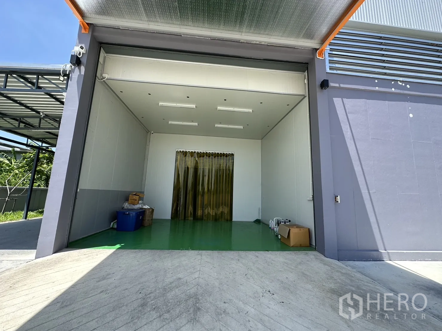 工厂 出售在Lam Luk Ka, Pathum Thani - 洁净装卸室，带坡道和黄色PVC软帘。
