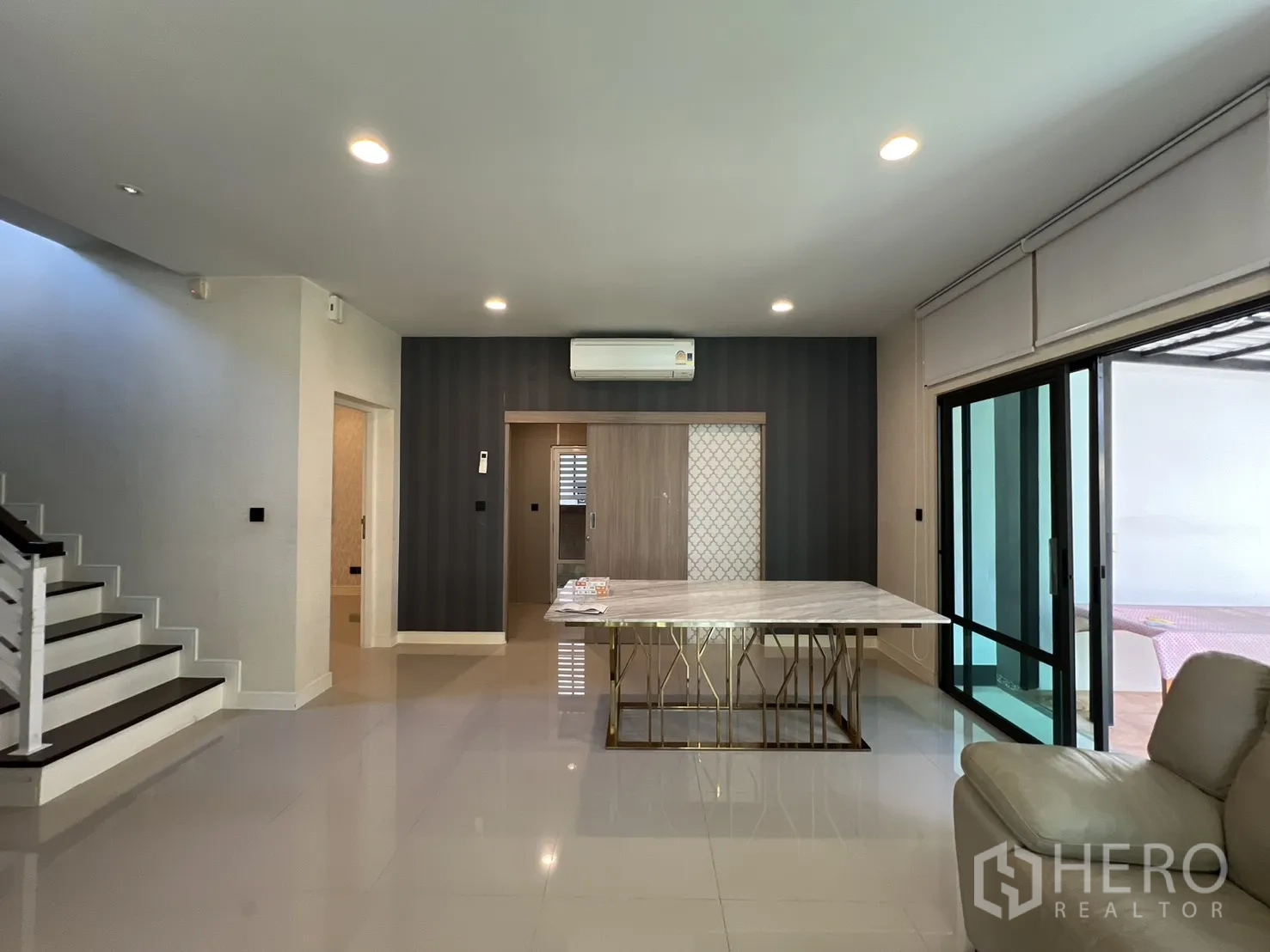 Detached House for sale in Bang Kapi, Bangkok - Open-plan ground floor with island table and access to the terrace.
