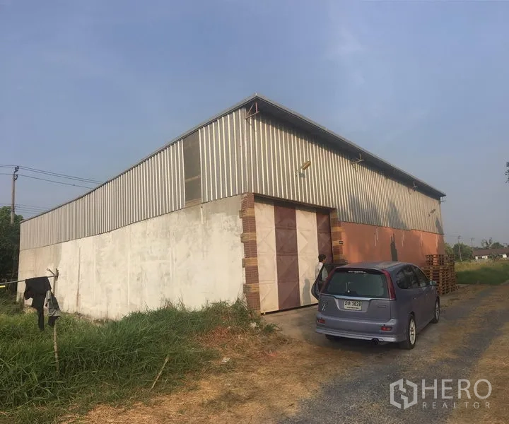 货栈 出租在Nong Chok, Bangkok - 金属板外墙仓库外观，超大推拉门与车道出入口。