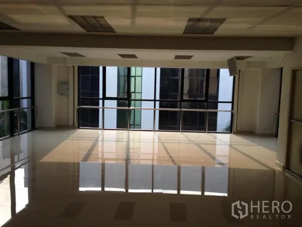 办公空间 出租在Bang Kapi, Bangkok - 明亮的开放式办公区，抛光瓷砖地面与大窗户，顶置照明，可眺望临近建筑。