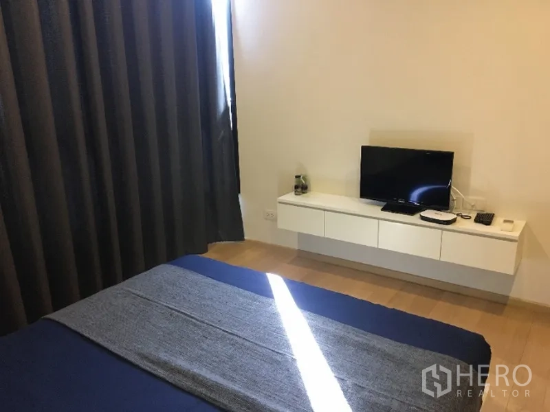 公寓 出租或出售在Watthana, Bangkok - 卧室媒体墙，悬空电视柜与遮光窗帘。
