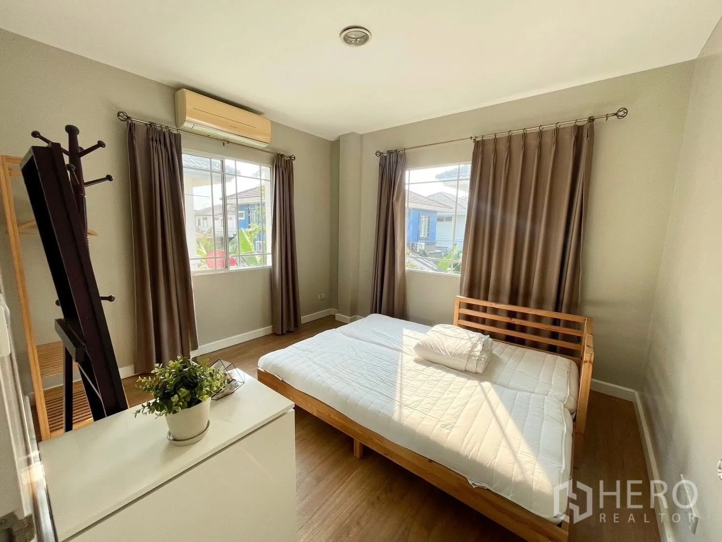 บ้านเดี่ยว for rent in Prawet, Bangkok - ห้องนอนสว่างมีเตียงไม้ ตู้ลิ้นชัก ผ้าม่าน และเครื่องปรับอากาศติดผนัง