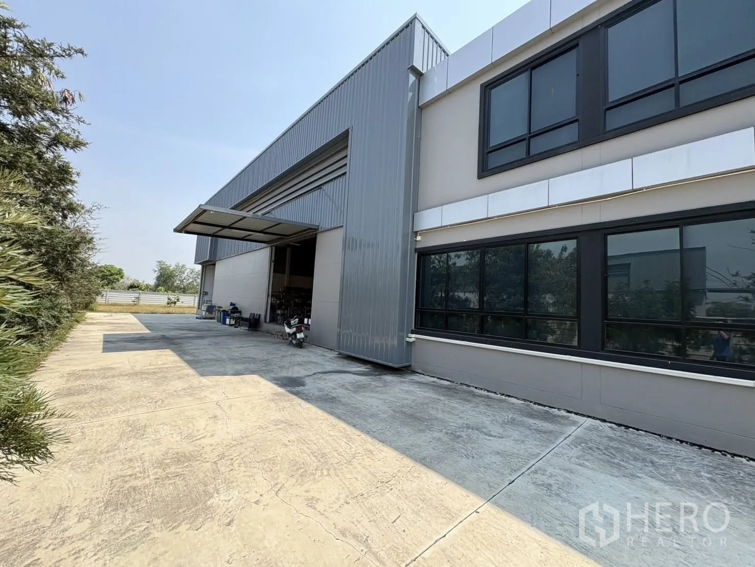 โรงงาน for rent or sale in Bang Len, Nakhon Pathom - ด้านข้างอาคารมีประตูม้วนขนาดใหญ่พร้อมกันสาดและลานคอนกรีตกว้าง