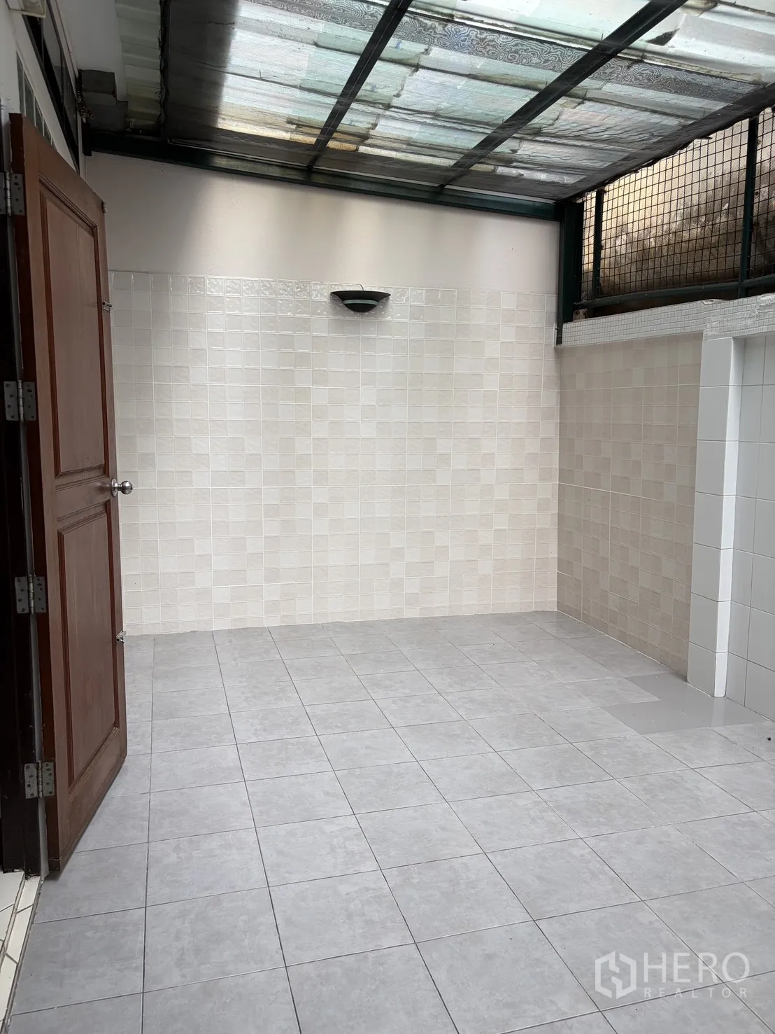 โฮมออฟฟิศ for rent in Watthana, Bangkok - ชานซักล้างมีหลังคาโปร่งแสง ปูพื้นกระเบื้องสีเทา