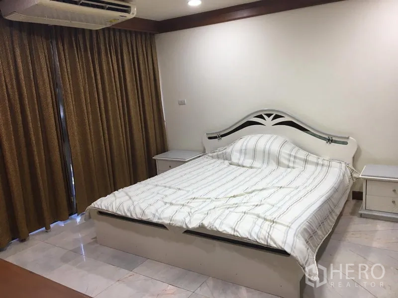 公寓 出租或出售在Watthana, Bangkok - 瓦他那公寓主卧，白色床架、床头柜与落地窗帘。