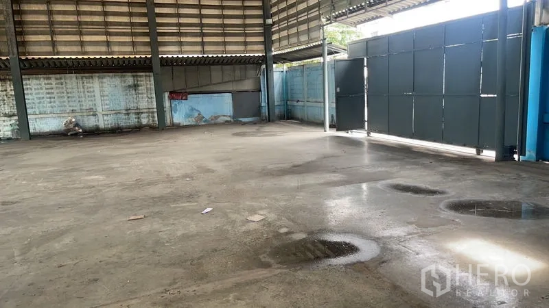 Warehouse for rent in Bang Na, Bangkok - Spacious warehouse bay with durable concrete flooring, wide entry gate and ventilated cladding panels.