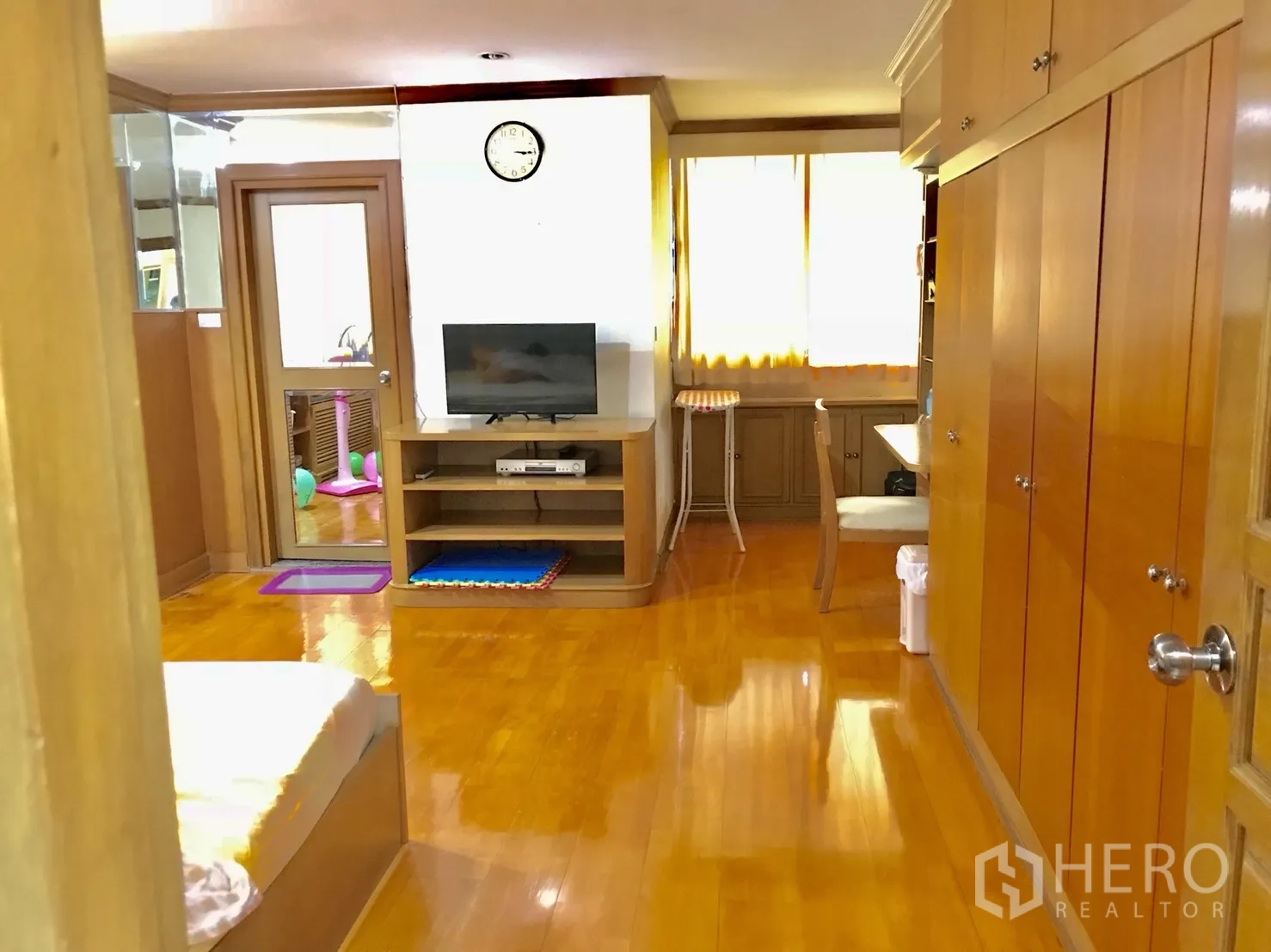 公寓 出租在Watthana, Bangkok - 明亮的过道与书桌区，带内置储物、电视柜与木地板。