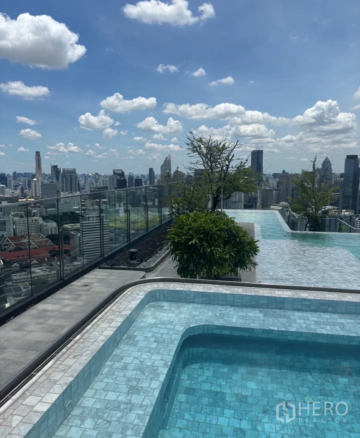 Condominium for rent in Bang Rak, Bangkok - Rooftop swimming pool with glass barrier and sweeping skyline views.