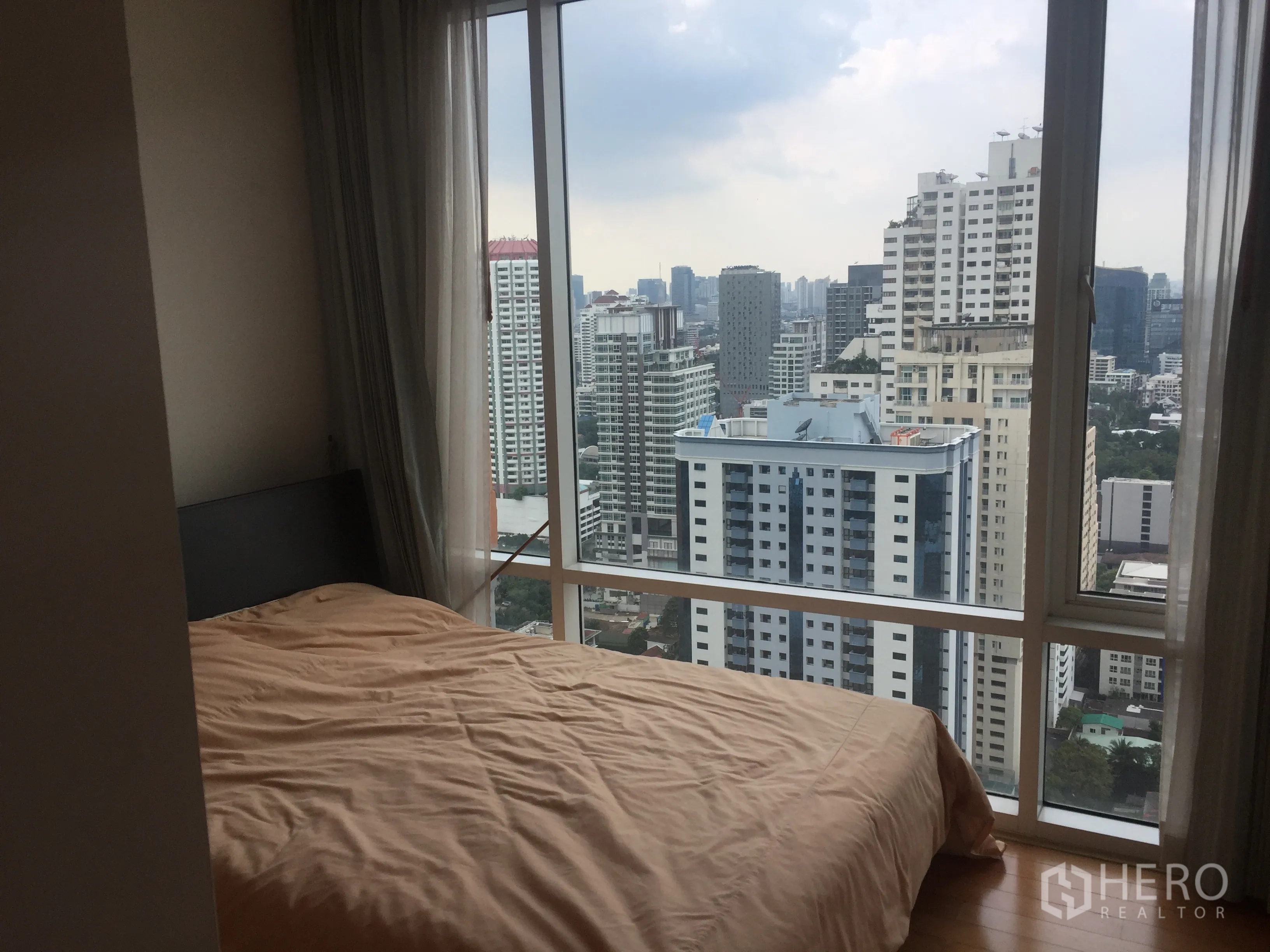 公寓 出租或出售在Watthana, Bangkok - 卧室配转角大玻璃窗，俯瞰曼谷天际线