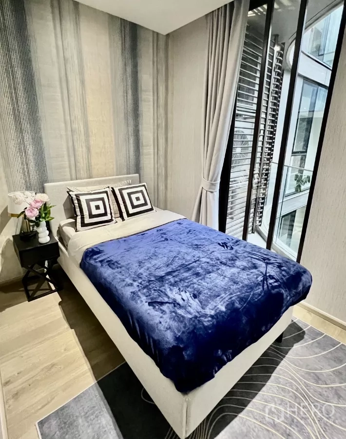 公寓 出租在Khlong Toei, Bangkok - 第二卧室，蓝色被毯与通高玻璃窗。