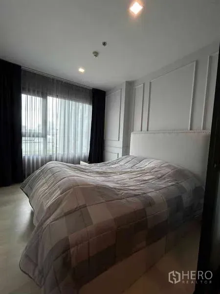 公寓 出售在Pathum Wan, Bangkok - 卧室温馨，设大窗与纱帘及线条装饰墙面。