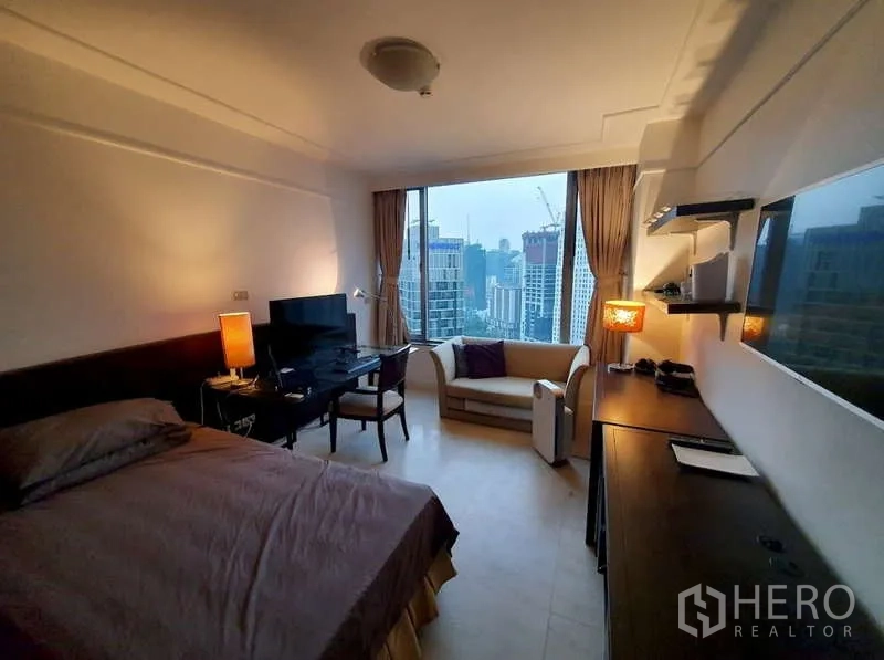 Condominium for sale in Pathum Wan, Bangkok - Secondary bedroom with desk, sofa and panoramic city views