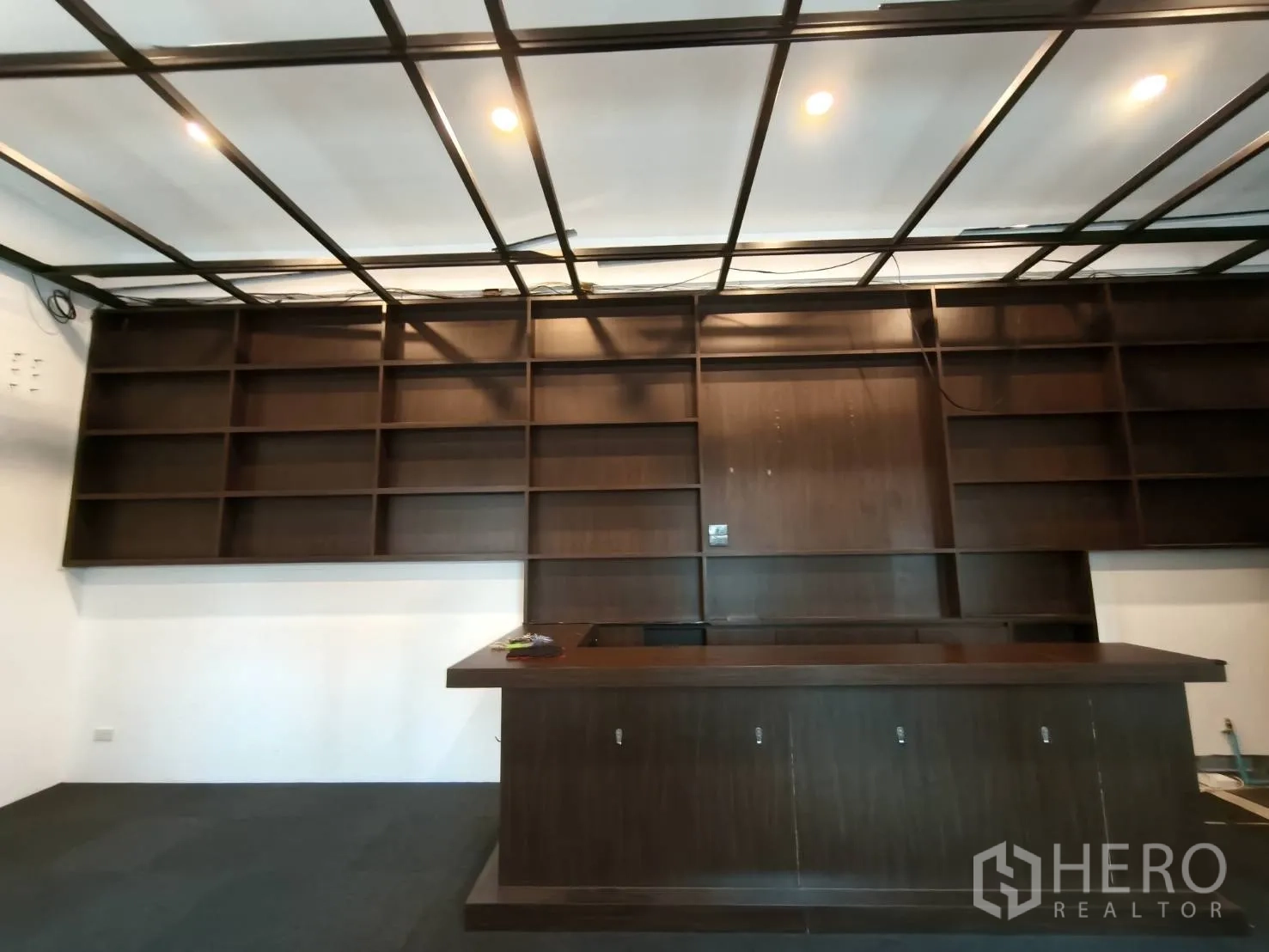 零售空间 for rent in Watthana, Bangkok - 整面深色内置展示墙配中央吧台。