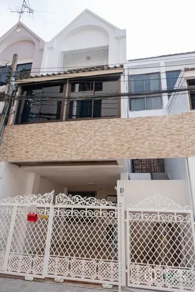 Home Office for rent in Khlong Toei, Bangkok - Three-storey home office facade with white wrought-iron gate in Phra Khanong.