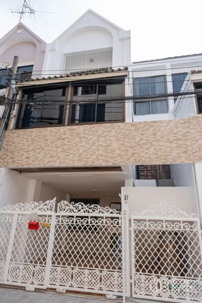 Home Office for rent in Khlong Toei, Bangkok - Three-storey home office facade with white wrought-iron gate in Phra Khanong.