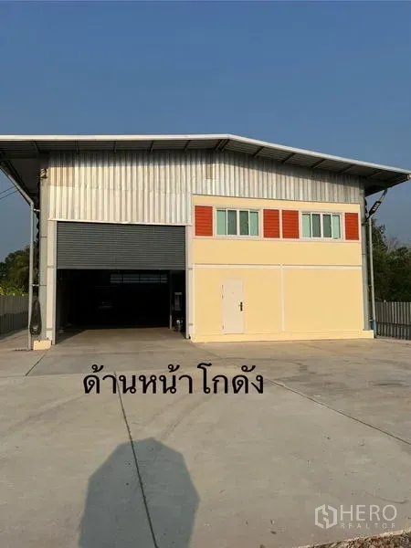 คลังสินค้า ให้เช่าในLam Luk Ka, Pathum Thani - ด้านหน้าโกดัง ประตูม้วนสูง หน้าต่าง และลานคอนกว้าง