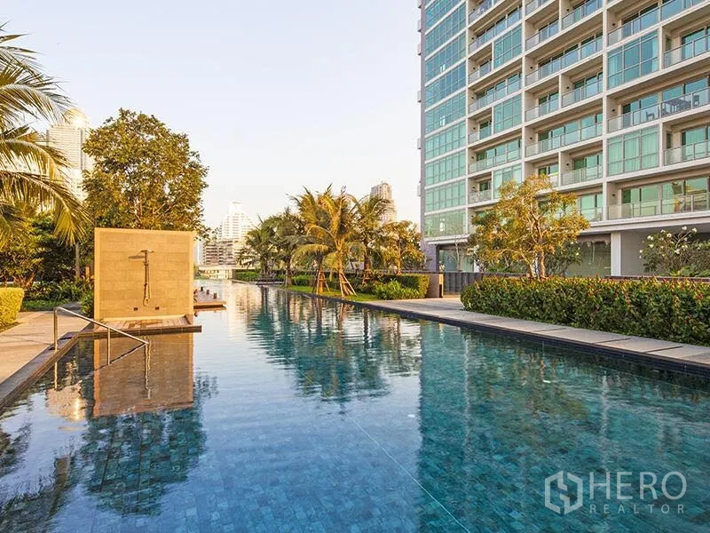 公寓 出租或出售在Khlong San, Bangkok - 户外泳池沿高层公寓而建，配景观花园。