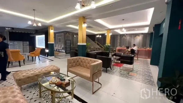 Retail Space for rent in Khlong Toei, Bangkok - Open-plan retail lounge with a reception counter, decorative columns, and multiple seating zones.